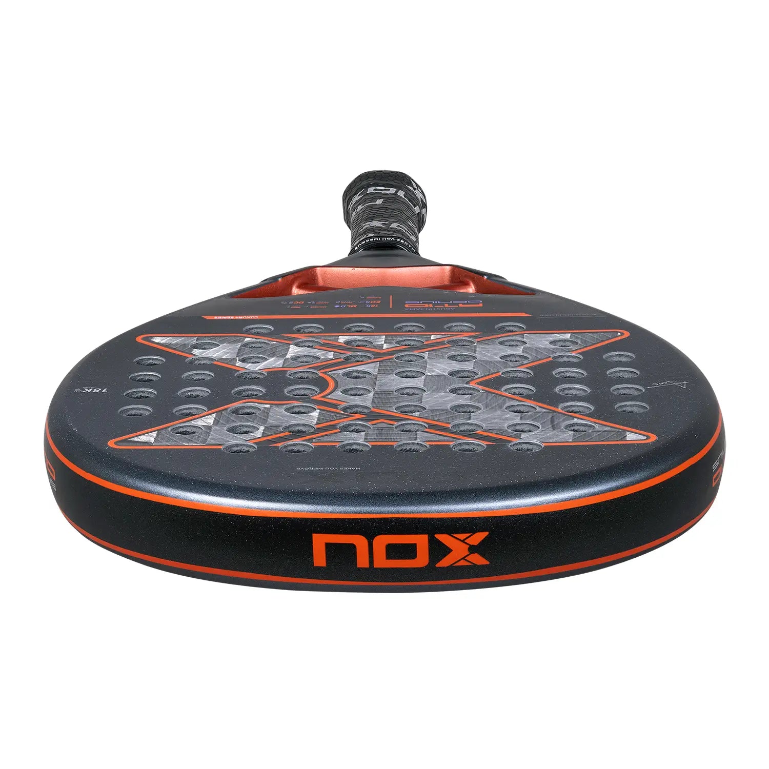NOX AT10 Genius 18K Alum 2025 viršutinė raketės dalis ir skylučių struktūra
