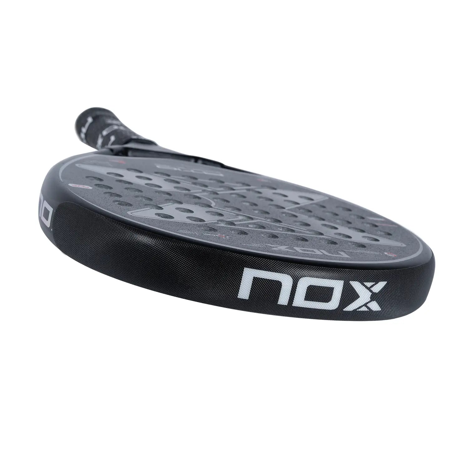 Nox juoda raketės apsauga užklijuota ant raketės